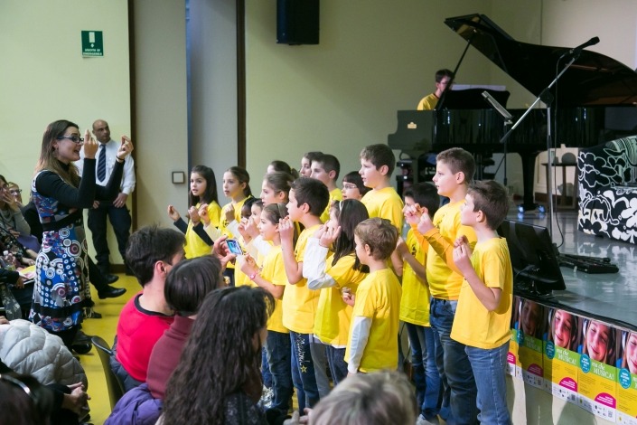 Il M° Tamara Mansutti e il coro “Sidorela”, al pianoforte il professor Giovanni Molaro